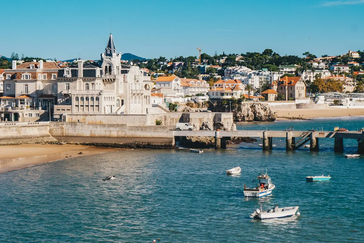Barcos no mar junto a edifícios brancos em Cascais
